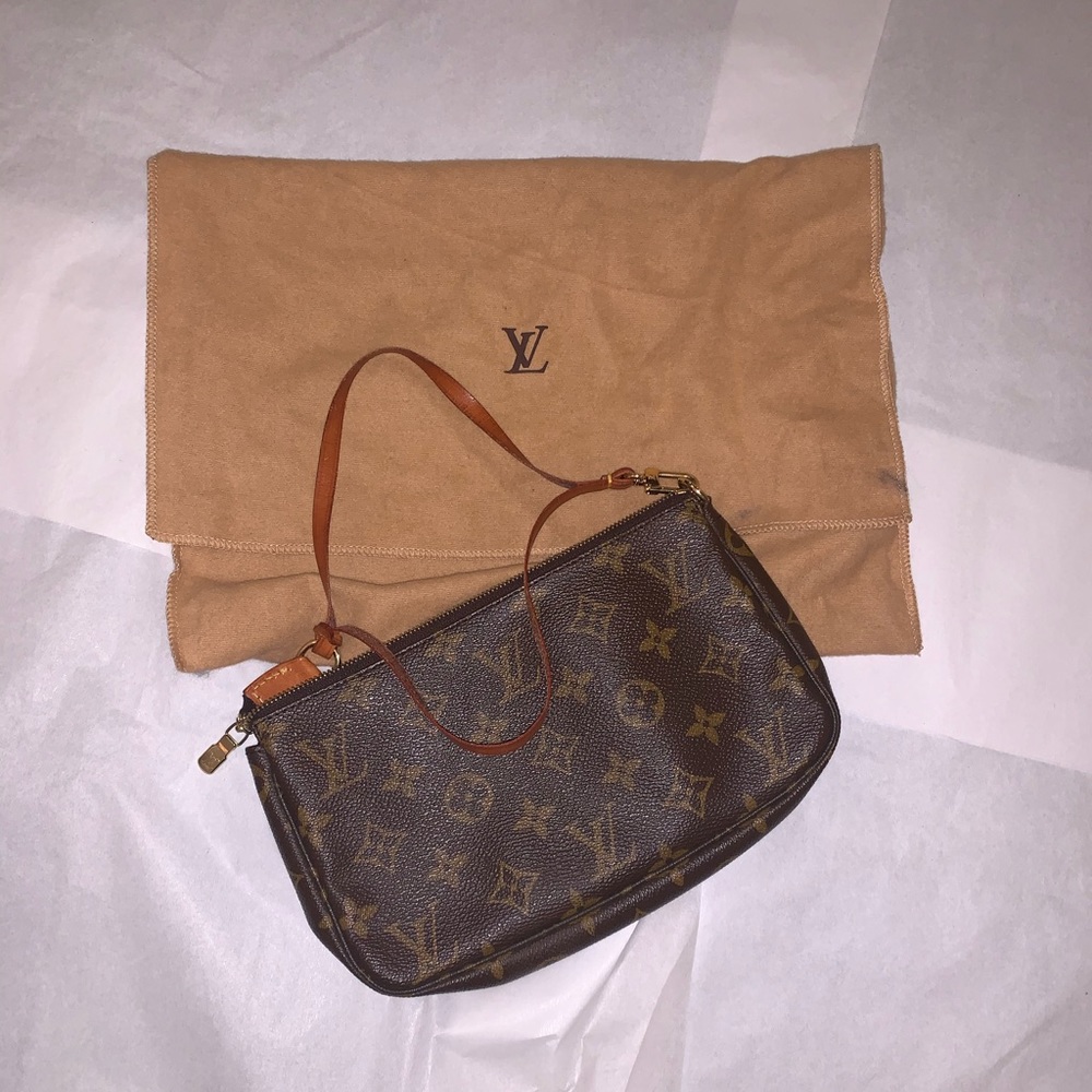 Authentic Vintage Louis Vuitton Pouchette!